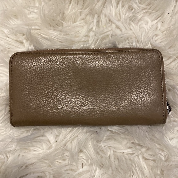 Michale Kors Zip Wallet. - Picture 2 of 3